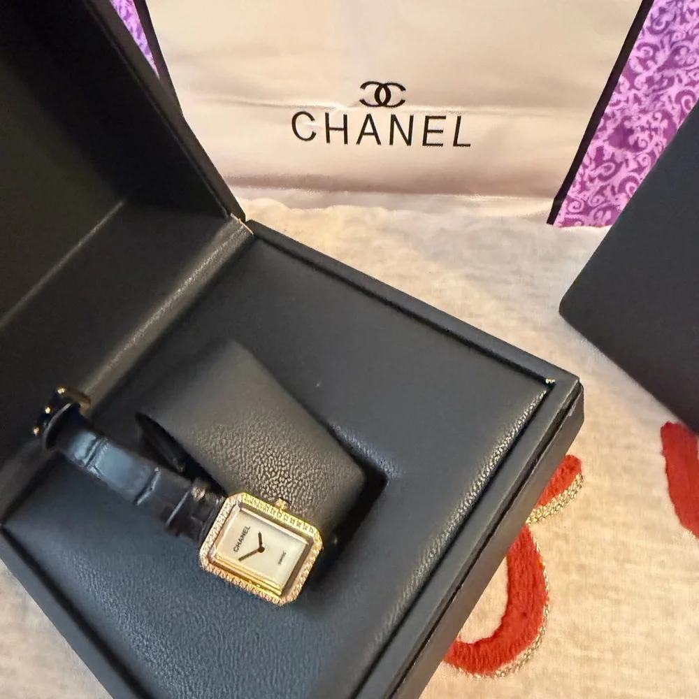 Women small wrist boyfriend watch black and gold